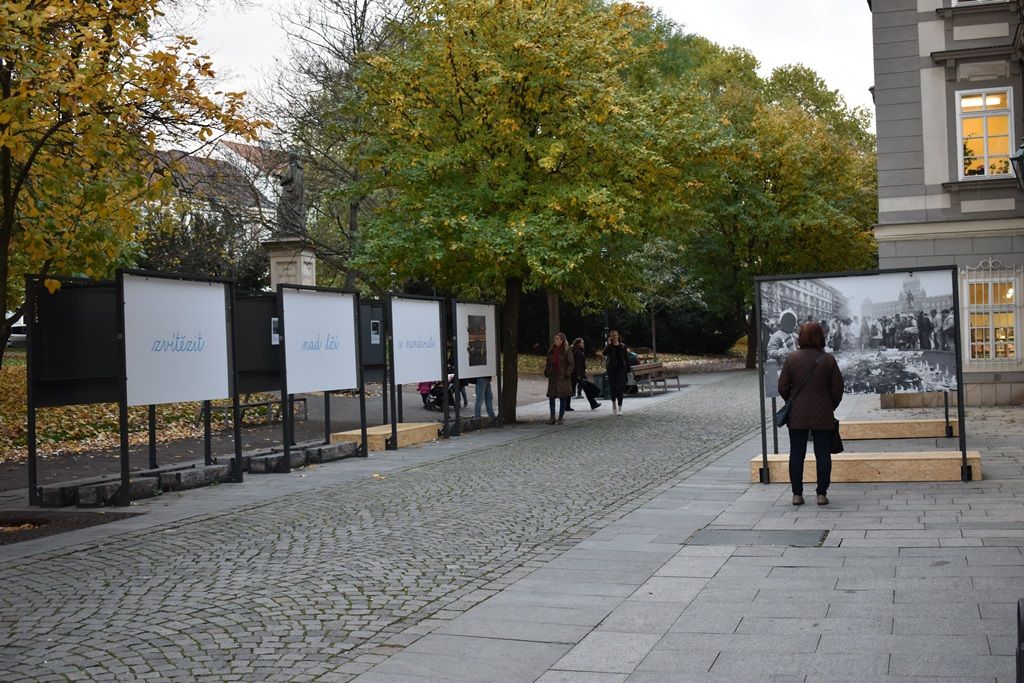 Výstava Jízda po sametu/ zvítězit nad lží a nenávistí (foto: A. Jarošová, 5.11.2019)