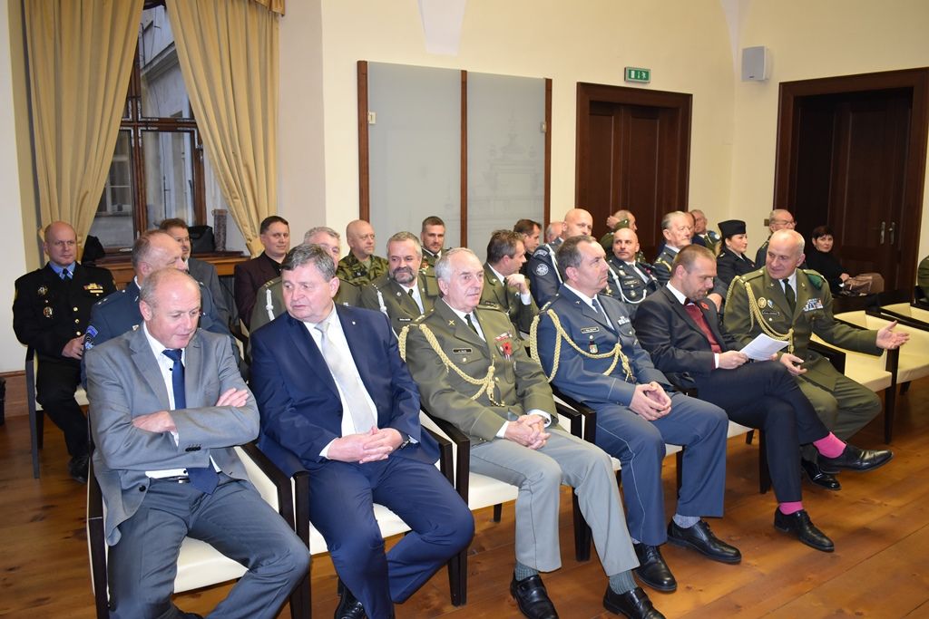 Primátor a starostové ocenili stuhou veterány ze zahraničních misí (foto: E. Barborková, 8.11.2019)