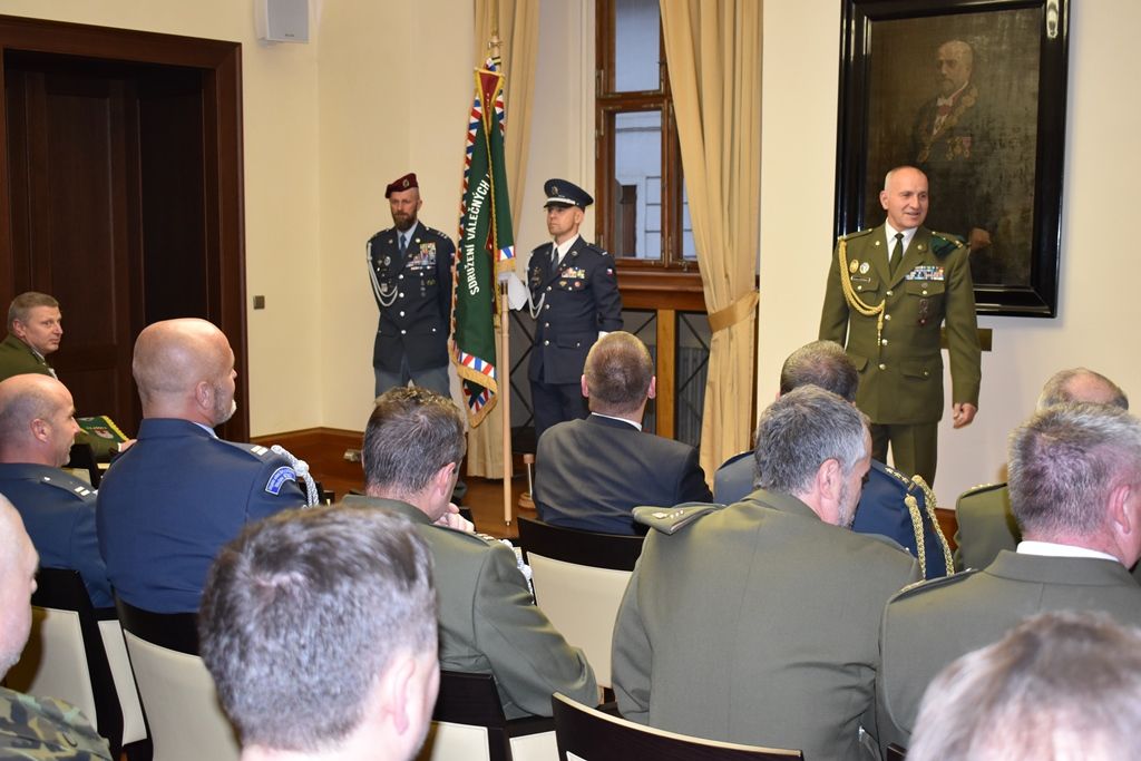 Primátor a starostové ocenili stuhou veterány ze zahraničních misí (foto: E. Barborková, 8.11.2019)