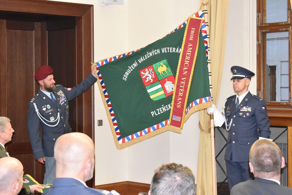 Primátor a starostové ocenili stuhou veterány ze zahraničních misí (foto: E. Barborková, 8.11.2019)