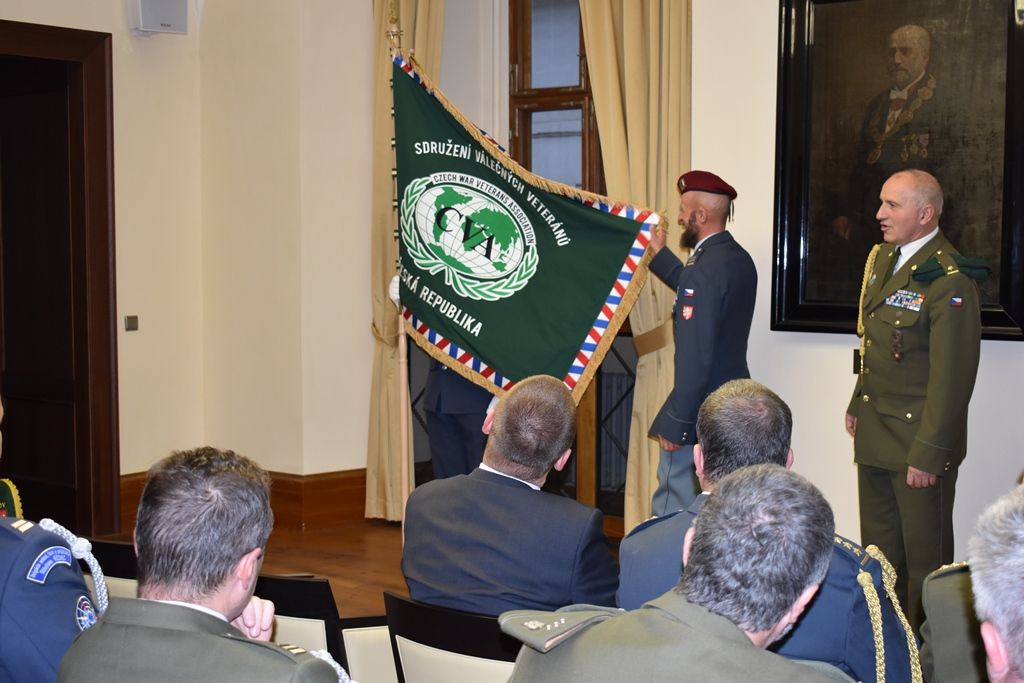 Primátor a starostové ocenili stuhou veterány ze zahraničních misí (foto: E. Barborková, 8.11.2019)