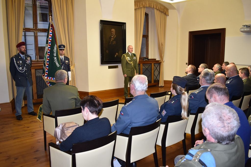 Primátor a starostové ocenili stuhou veterány ze zahraničních misí (foto: E. Barborková, 8.11.2019)