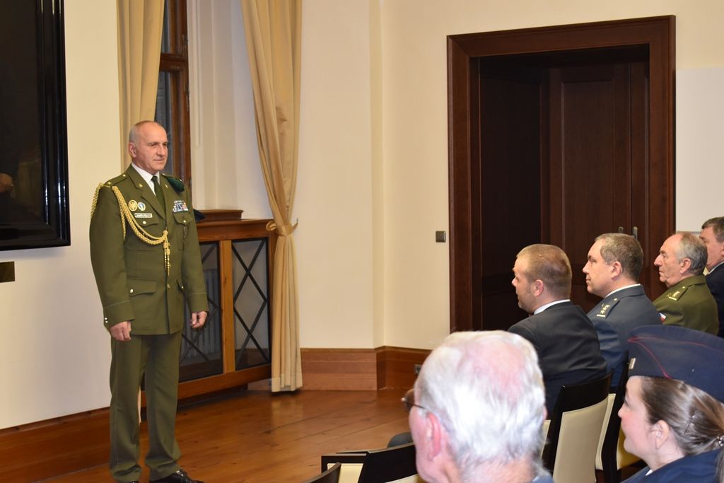 Primátor a starostové ocenili stuhou veterány ze zahraničních misí (foto: E. Barborková, 8.11.2019)