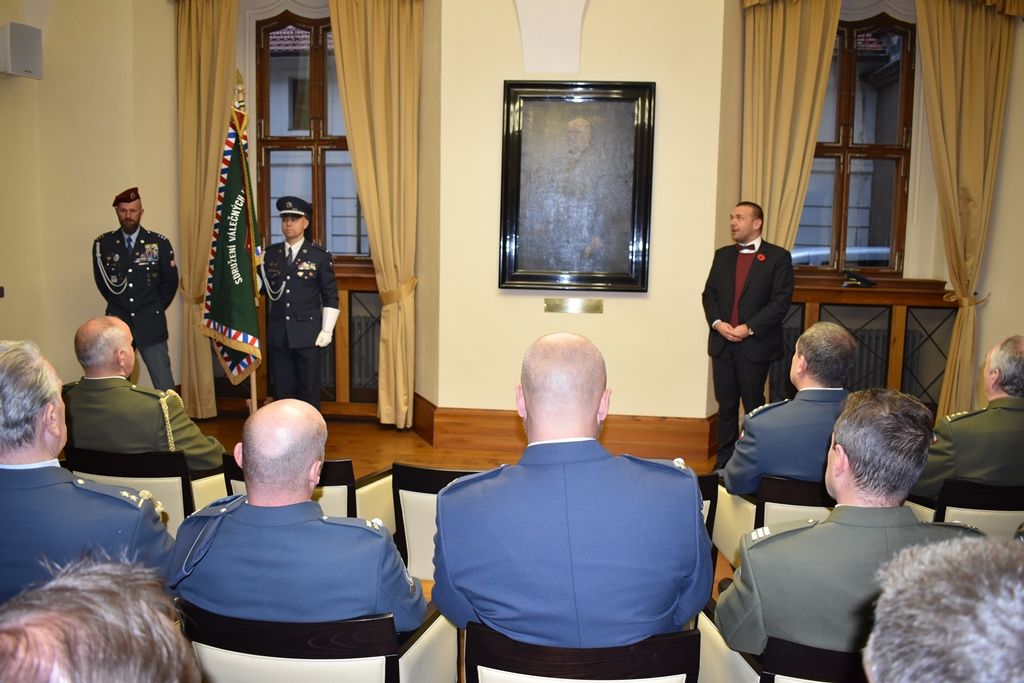 Primátor a starostové ocenili stuhou veterány ze zahraničních misí (foto: E. Barborková, 8.11.2019)