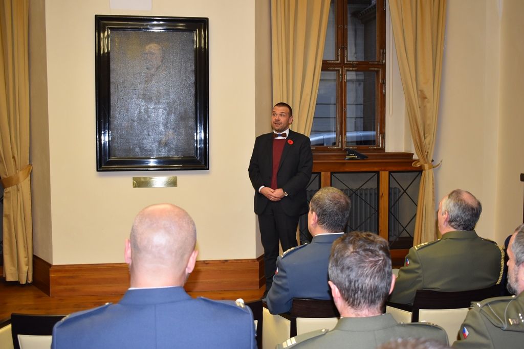 Primátor a starostové ocenili stuhou veterány ze zahraničních misí (foto: E. Barborková, 8.11.2019)