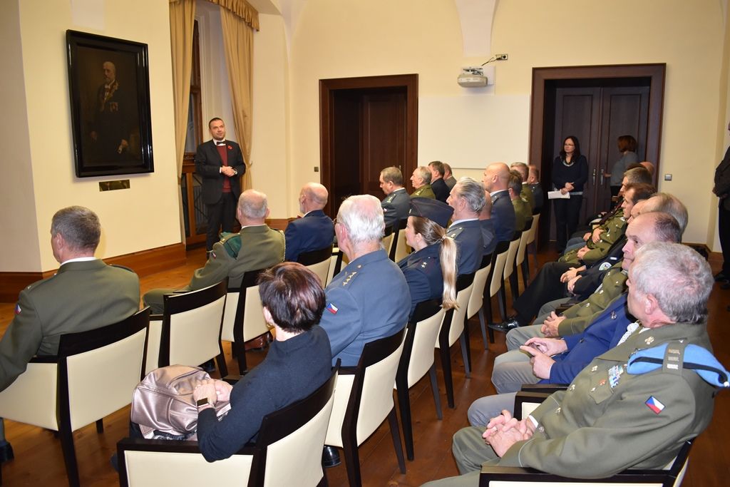 Primátor a starostové ocenili stuhou veterány ze zahraničních misí (foto: E. Barborková, 8.11.2019)
