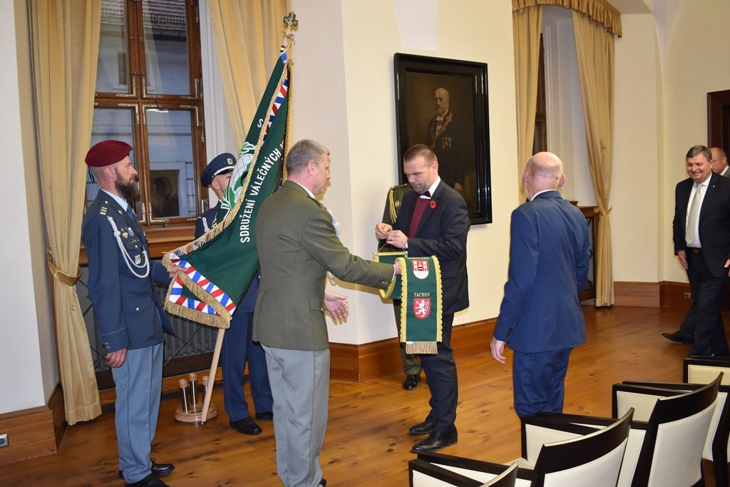 Primátor a starostové ocenili stuhou veterány ze zahraničních misí