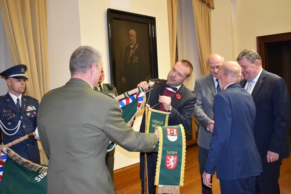 Primátor a starostové ocenili stuhou veterány ze zahraničních misí (foto: E. Barborková, 8.11.2019)