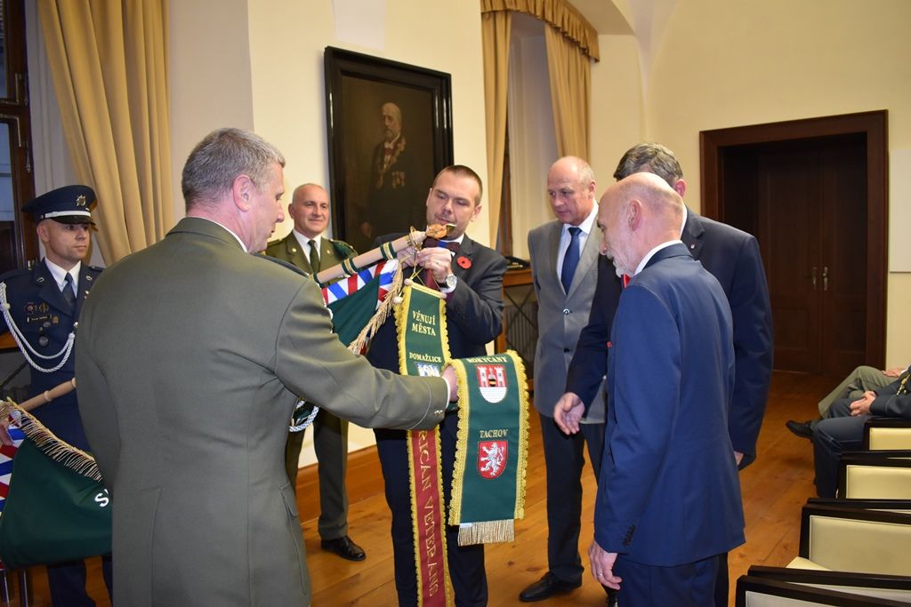 Primátor a starostové ocenili stuhou veterány ze zahraničních misí (foto: E. Barborková, 8.11.2019)