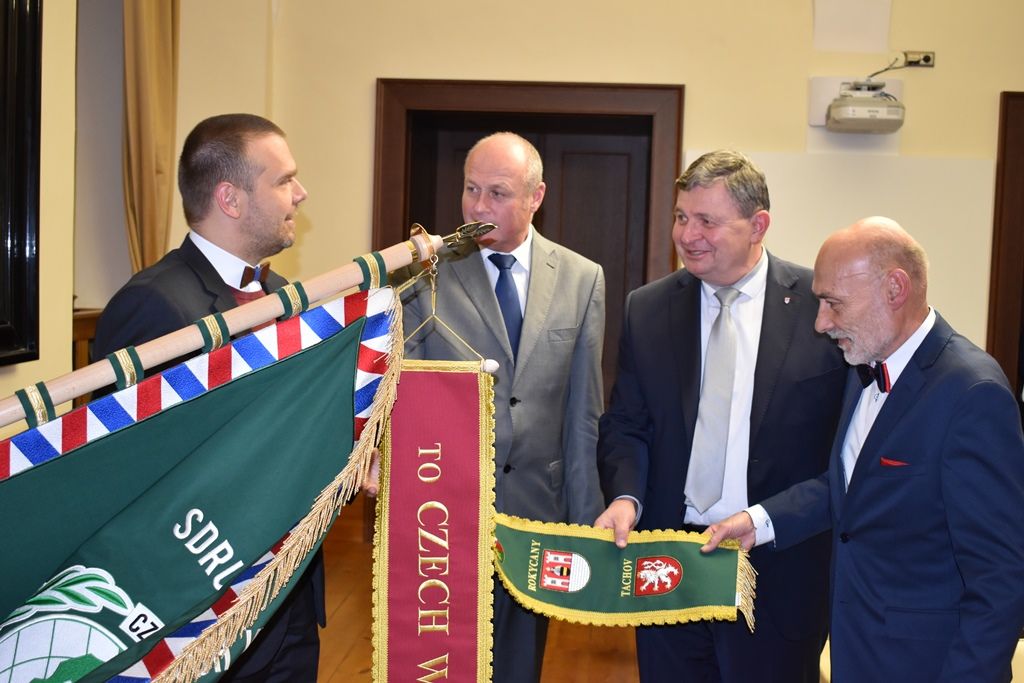 Primátor a starostové ocenili stuhou veterány ze zahraničních misí (foto: E. Barborková, 8.11.2019)