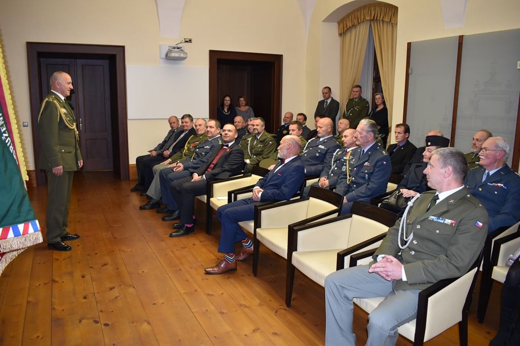 Primátor a starostové ocenili stuhou veterány ze zahraničních misí (foto: E. Barborková, 8.11.2019)