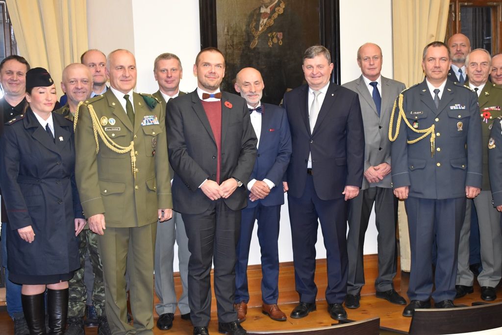 Primátor a starostové ocenili stuhou veterány ze zahraničních misí (foto: E. Barborková, 8.11.2019)