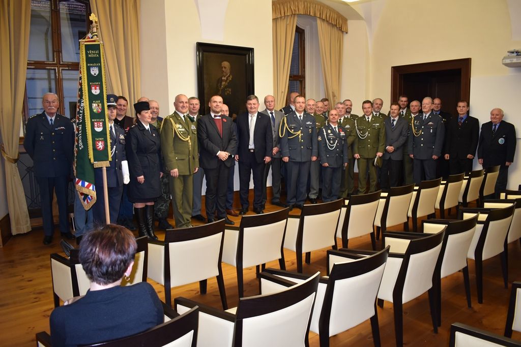 Primátor a starostové ocenili stuhou veterány ze zahraničních misí (foto: E. Barborková, 8.11.2019)