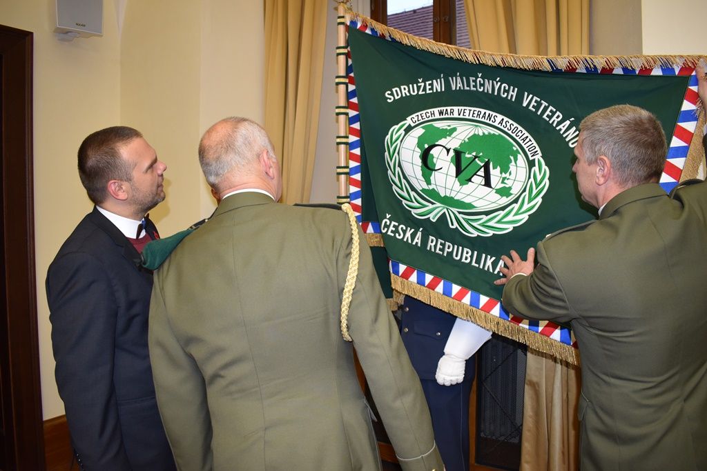 Primátor a starostové ocenili stuhou veterány ze zahraničních misí (foto: E. Barborková, 8.11.2019)