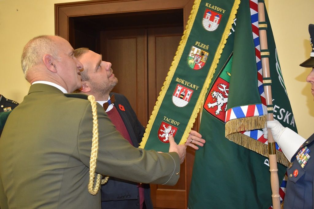 Primátor a starostové ocenili stuhou veterány ze zahraničních misí (foto: E. Barborková, 8.11.2019)