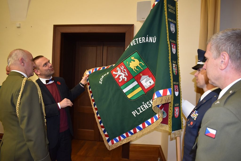 Primátor a starostové ocenili stuhou veterány ze zahraničních misí (foto: E. Barborková, 8.11.2019)