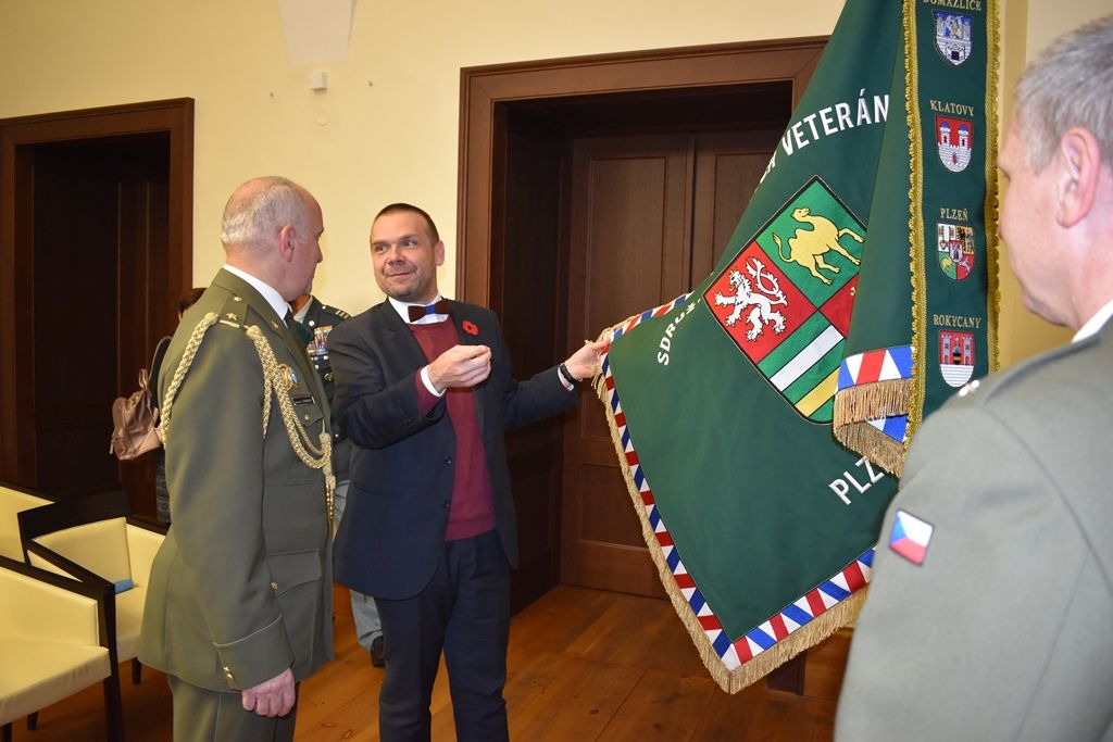 Primátor a starostové ocenili stuhou veterány ze zahraničních misí (foto: E. Barborková, 8.11.2019)