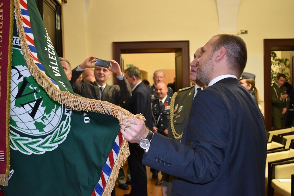 Primátor a starostové ocenili stuhou veterány ze zahraničních misí (foto: E. Barborková, 8.11.2019)