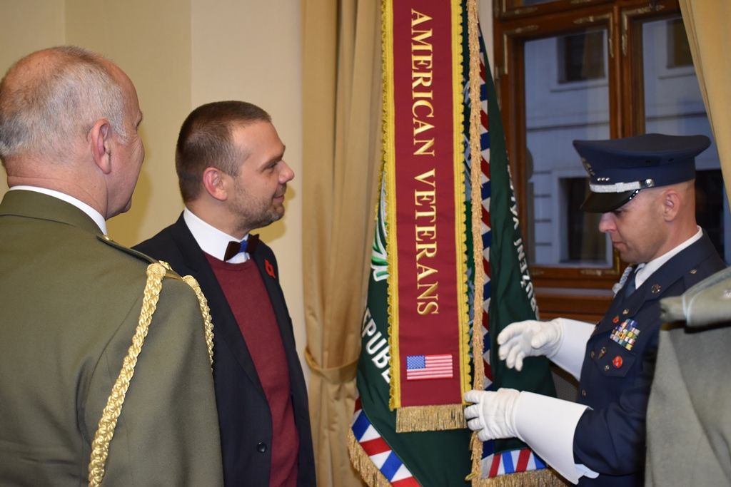 Primátor a starostové ocenili stuhou veterány ze zahraničních misí (foto: E. Barborková, 8.11.2019)