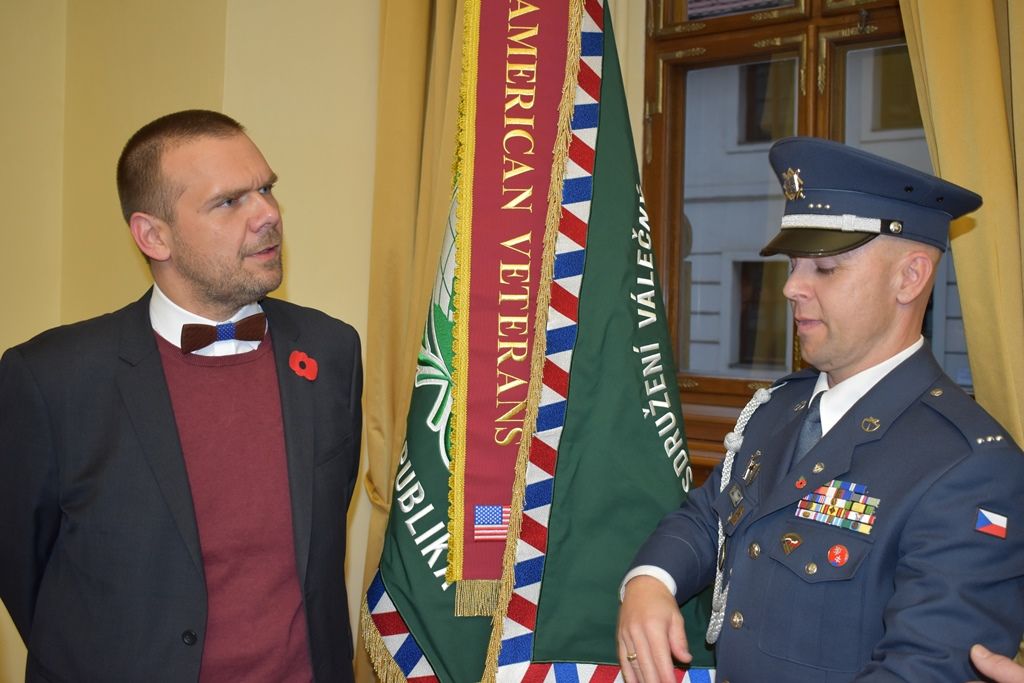 Primátor a starostové ocenili stuhou veterány ze zahraničních misí (foto: E. Barborková, 8.11.2019)