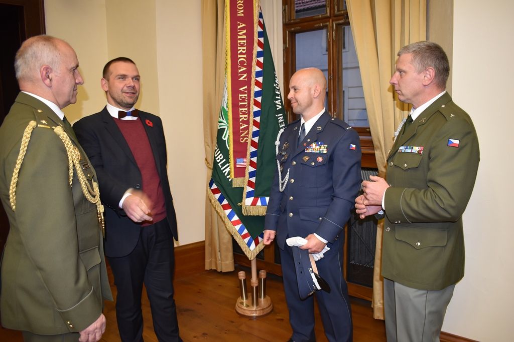 Primátor a starostové ocenili stuhou veterány ze zahraničních misí (foto: E. Barborková, 8.11.2019)