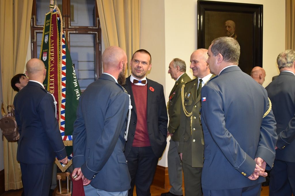 Primátor a starostové ocenili stuhou veterány ze zahraničních misí (foto: E. Barborková, 8.11.2019)