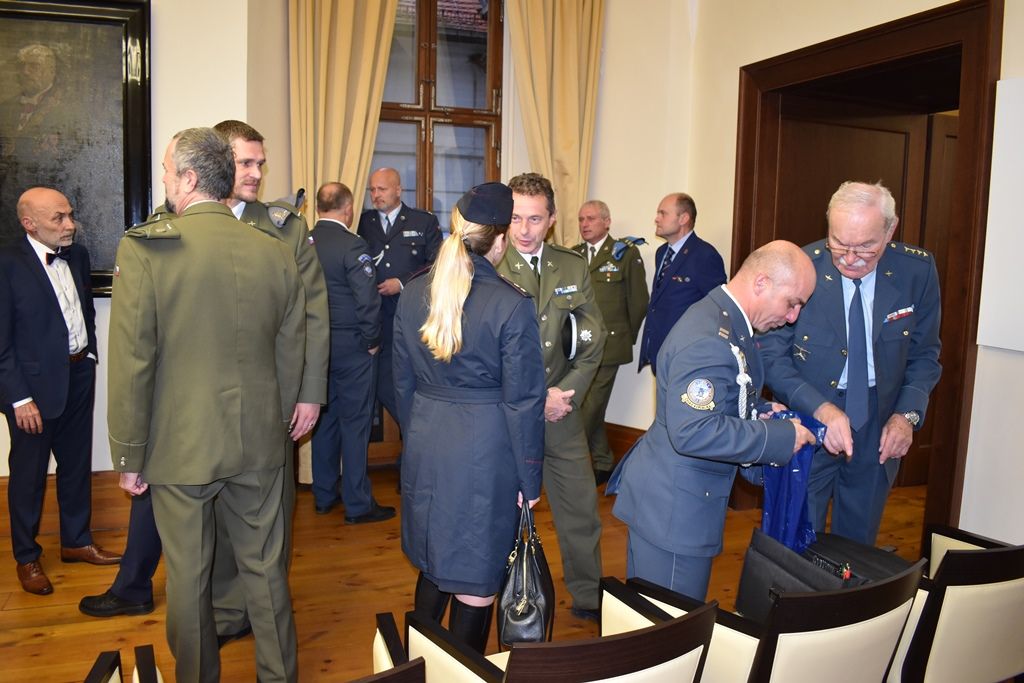 Primátor a starostové ocenili stuhou veterány ze zahraničních misí (foto: E. Barborková, 8.11.2019)