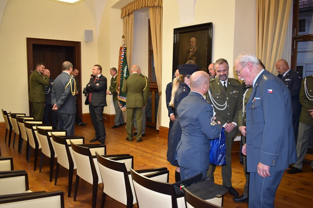 Primátor a starostové ocenili stuhou veterány ze zahraničních misí (foto: E. Barborková, 8.11.2019)