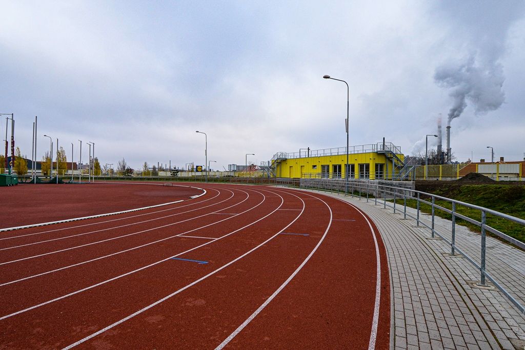 Nová budova se zázemím pro sportovce i návštěvníky na atletickém stadionu v Plzni (foto: M. Pecuch, 11.11.2019)
