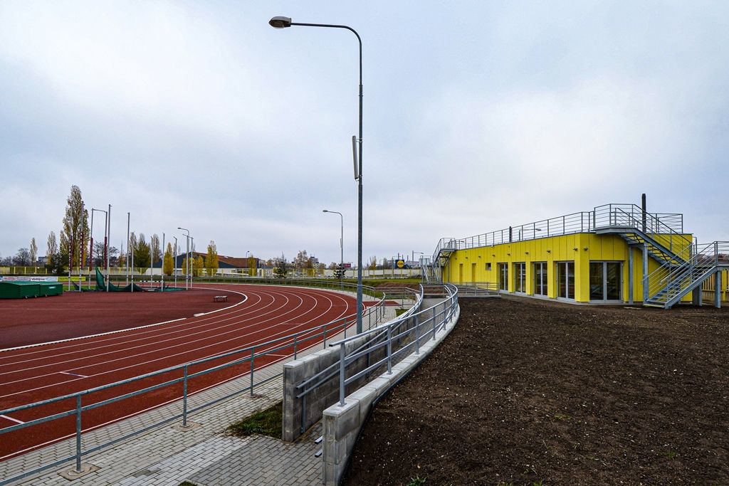 Nová budova se zázemím pro sportovce i návštěvníky na atletickém stadionu v Plzni