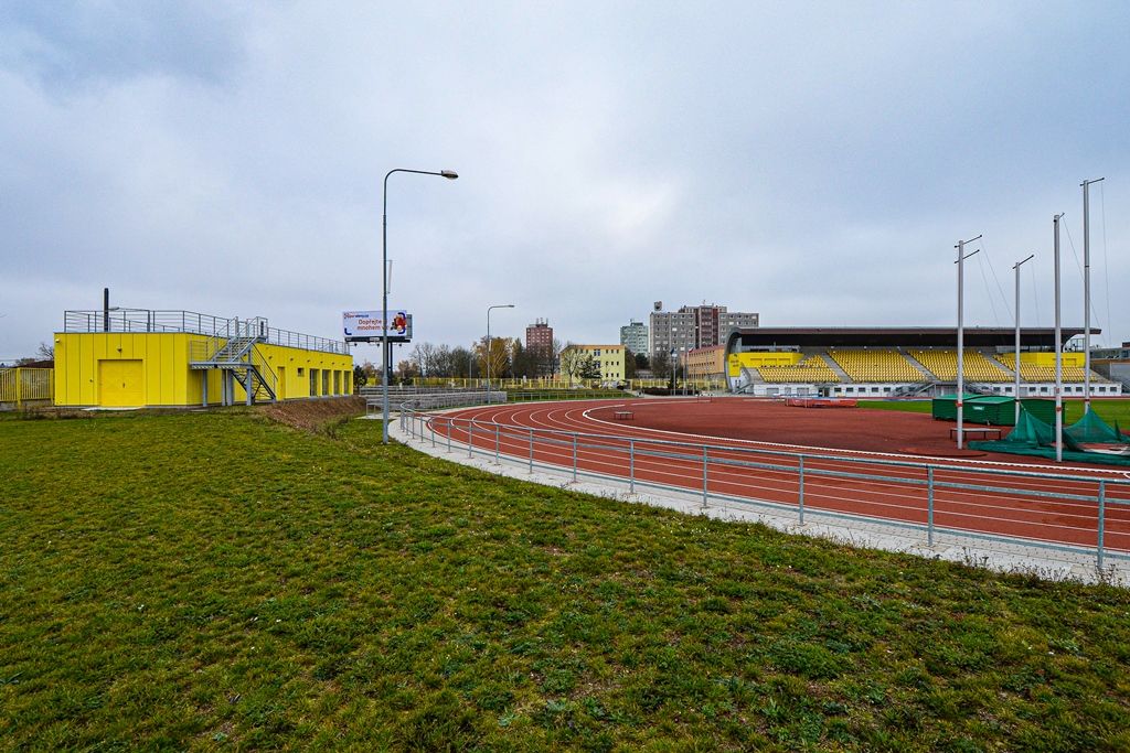 Nová budova se zázemím pro sportovce i návštěvníky na atletickém stadionu v Plzni (foto: M. Pecuch, 11.11.2019)