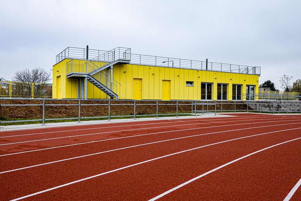 Nová budova se zázemím pro sportovce i návštěvníky na atletickém stadionu v Plzni (foto: M. Pecuch, 11.11.2019)