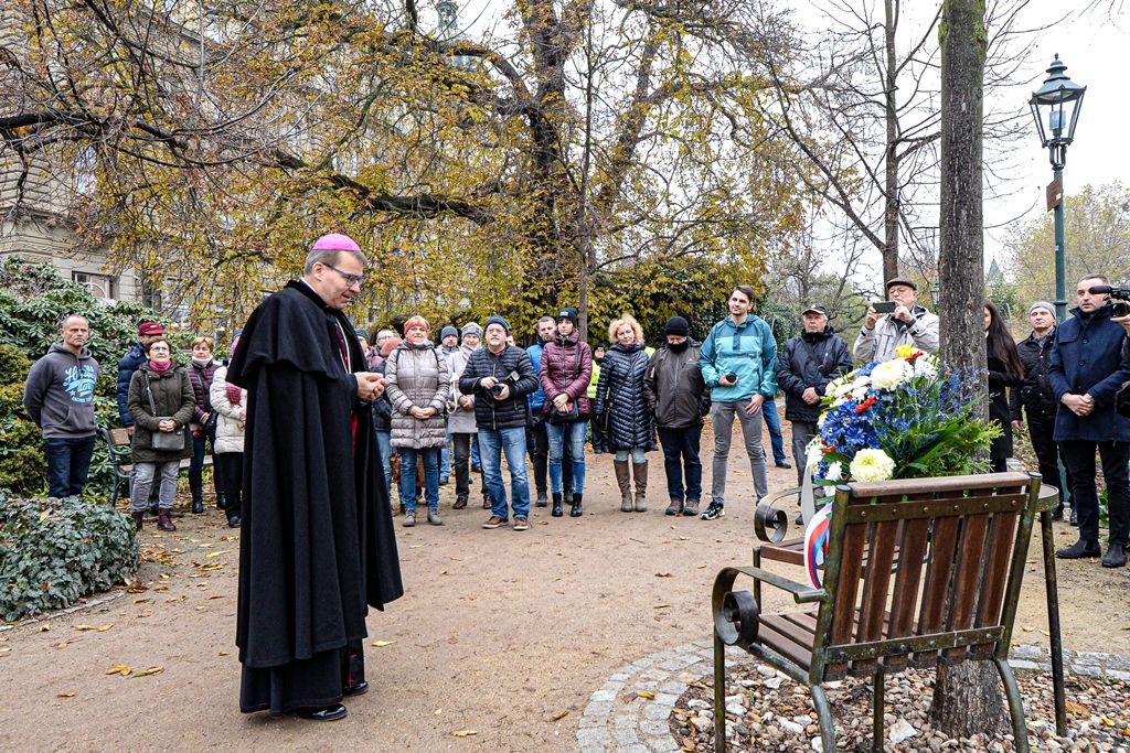 Plzeňské oslavy 30 let od sametové revoluce začaly vzpomínkovým setkáním u Lavičky Václava Havla v Šafaříkových sadech za účasti primátora města Martina Baxy, členů Rady města Plzně Michala Vozobule a Davida Šloufa, Mons. Tomáše Holuba, biskupa plzeňského a zástupců plzeňských městských obvodů. Po položení květin na Lavičku Václava Havla pokračoval program na Anglickém nábřeží, kde vznikla na celý nedělní den improvizovaná Plzeňská kavárna s pódiem. Zde zástupci města uctili památku položením věnce k pomníku obětem komunistického teroru a následovala společná modlitba za svobodu vedená biskupem plzeňským Tomášem Holubem. Té se zúčastnily na dvě stovky zájemců. Dopoledne také společně biskup Tomáš Holub a primátor Martin Baxa odhalili pamětní desku Josefu kardinálu Beranovi na katedrále sv. Bartoloměje za přítomnosti jeho rodiny. Vernisáží v mázhauzu radnice byla zahájena ojedinělá výstava Archivu města Plzně Sametová revoluce v Plzni rekonstruující sled událostí revolučních dní roku 1989 v Plzni s dosud nepub