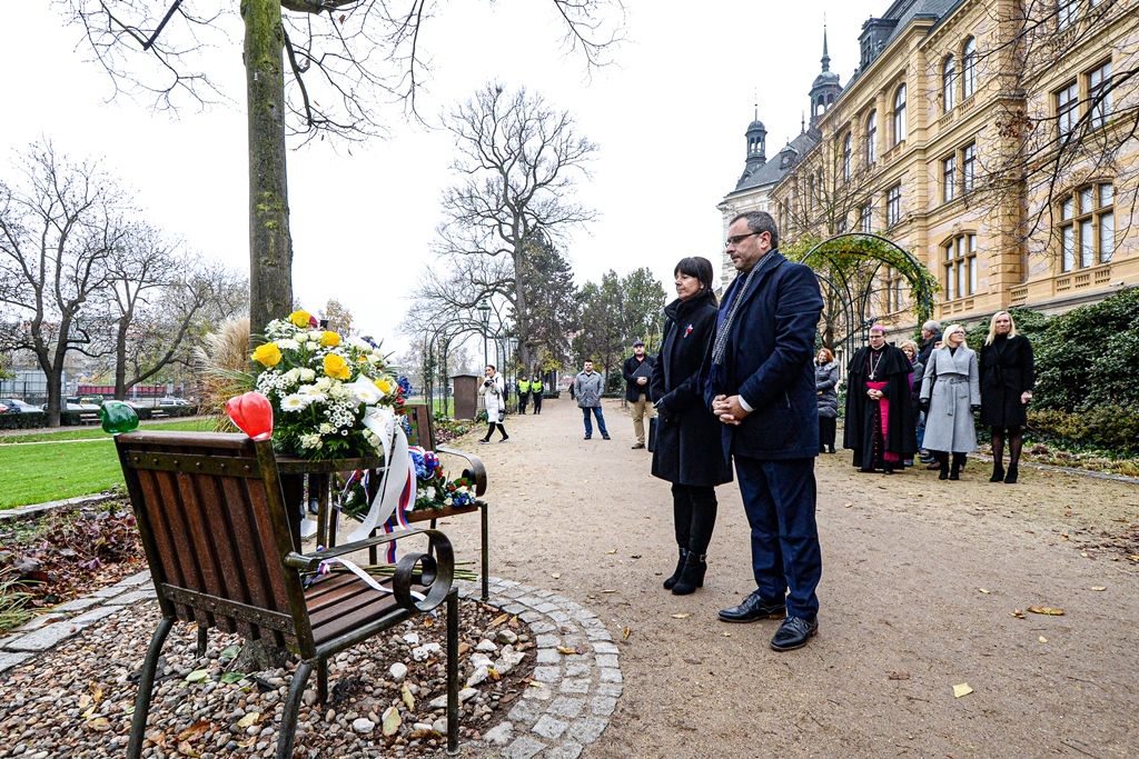 Plzeňské oslavy 30 let od sametové revoluce začaly vzpomínkovým setkáním u Lavičky Václava Havla v Šafaříkových sadech za účasti primátora města Martina Baxy, členů Rady města Plzně Michala Vozobule a Davida Šloufa, Mons. Tomáše Holuba, biskupa plzeňského a zástupců plzeňských městských obvodů. Po položení květin na Lavičku Václava Havla pokračoval program na Anglickém nábřeží, kde vznikla na celý nedělní den improvizovaná Plzeňská kavárna s pódiem. Zde zástupci města uctili památku položením věnce k pomníku obětem komunistického teroru a následovala společná modlitba za svobodu vedená biskupem plzeňským Tomášem Holubem. Té se zúčastnily na dvě stovky zájemců. Dopoledne také společně biskup Tomáš Holub a primátor Martin Baxa odhalili pamětní desku Josefu kardinálu Beranovi na katedrále sv. Bartoloměje za přítomnosti jeho rodiny. Vernisáží v mázhauzu radnice byla zahájena ojedinělá výstava Archivu města Plzně Sametová revoluce v Plzni rekonstruující sled událostí revolučních dní roku 1989 v Plzni s dosud nepub