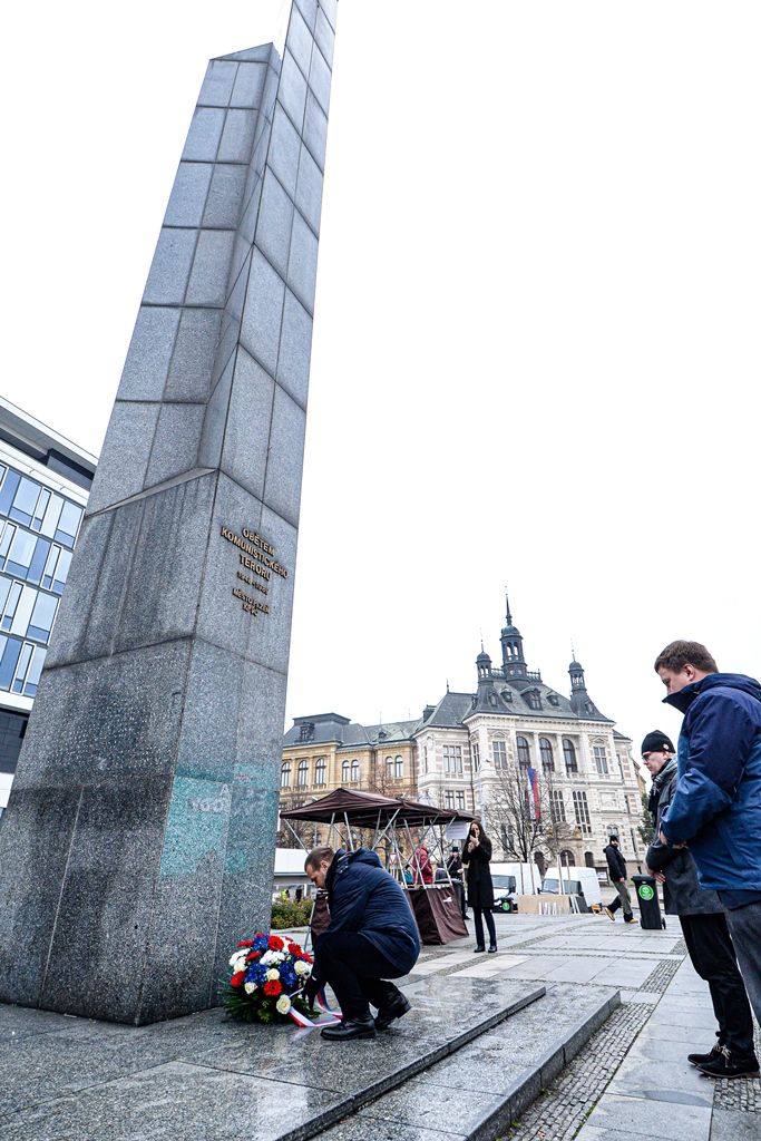 Plzeňské oslavy 30 let od sametové revoluce začaly vzpomínkovým setkáním u Lavičky Václava Havla v Šafaříkových sadech za účasti primátora města Martina Baxy, členů Rady města Plzně Michala Vozobule a Davida Šloufa, Mons. Tomáše Holuba, biskupa plzeňského a zástupců plzeňských městských obvodů. Po položení květin na Lavičku Václava Havla pokračoval program na Anglickém nábřeží, kde vznikla na celý nedělní den improvizovaná Plzeňská kavárna s pódiem. Zde zástupci města uctili památku položením věnce k pomníku obětem komunistického teroru a následovala společná modlitba za svobodu vedená biskupem plzeňským Tomášem Holubem. Té se zúčastnily na dvě stovky zájemců. Dopoledne také společně biskup Tomáš Holub a primátor Martin Baxa odhalili pamětní desku Josefu kardinálu Beranovi na katedrále sv. Bartoloměje za přítomnosti jeho rodiny. Vernisáží v mázhauzu radnice byla zahájena ojedinělá výstava Archivu města Plzně Sametová revoluce v Plzni rekonstruující sled událostí revolučních dní roku 1989 v Plzni s dosud nepub