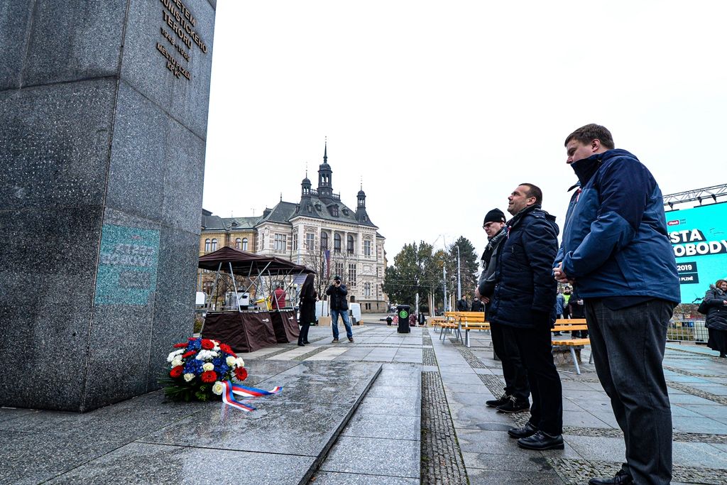 Plzeňské oslavy 30 let od sametové revoluce začaly vzpomínkovým setkáním u Lavičky Václava Havla v Šafaříkových sadech za účasti primátora města Martina Baxy, členů Rady města Plzně Michala Vozobule a Davida Šloufa, Mons. Tomáše Holuba, biskupa plzeňského a zástupců plzeňských městských obvodů. Po položení květin na Lavičku Václava Havla pokračoval program na Anglickém nábřeží, kde vznikla na celý nedělní den improvizovaná Plzeňská kavárna s pódiem. Zde zástupci města uctili památku položením věnce k pomníku obětem komunistického teroru a následovala společná modlitba za svobodu vedená biskupem plzeňským Tomášem Holubem. Té se zúčastnily na dvě stovky zájemců. Dopoledne také společně biskup Tomáš Holub a primátor Martin Baxa odhalili pamětní desku Josefu kardinálu Beranovi na katedrále sv. Bartoloměje za přítomnosti jeho rodiny. Vernisáží v mázhauzu radnice byla zahájena ojedinělá výstava Archivu města Plzně Sametová revoluce v Plzni rekonstruující sled událostí revolučních dní roku 1989 v Plzni s dosud nepub