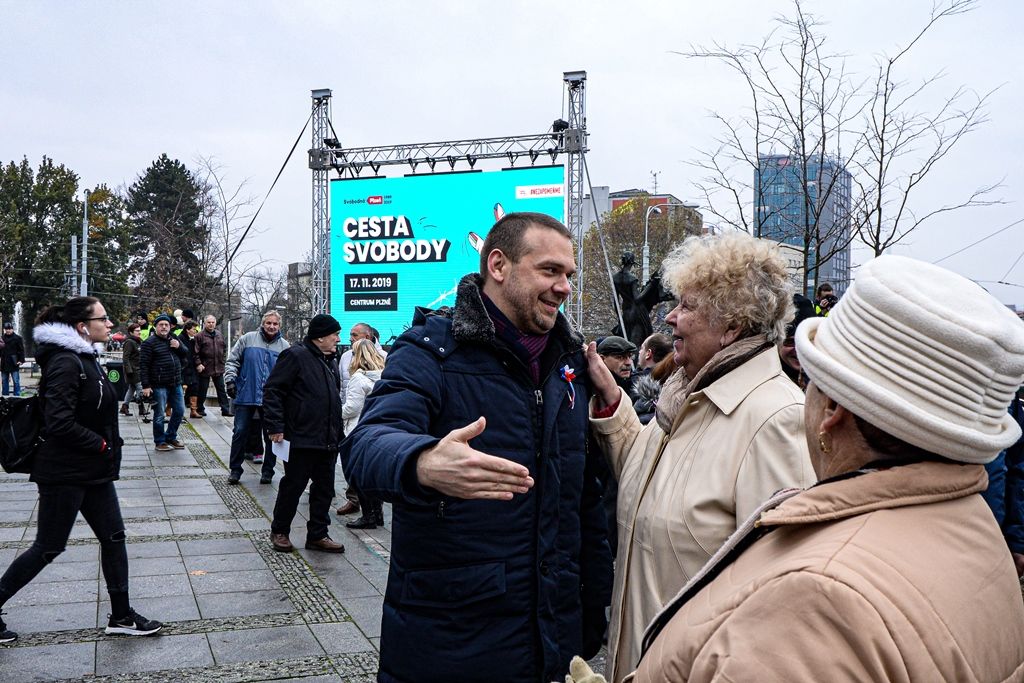 Plzeňské oslavy 30 let od sametové revoluce začaly vzpomínkovým setkáním u Lavičky Václava Havla v Šafaříkových sadech za účasti primátora města Martina Baxy, členů Rady města Plzně Michala Vozobule a Davida Šloufa, Mons. Tomáše Holuba, biskupa plzeňského a zástupců plzeňských městských obvodů. Po položení květin na Lavičku Václava Havla pokračoval program na Anglickém nábřeží, kde vznikla na celý nedělní den improvizovaná Plzeňská kavárna s pódiem. Zde zástupci města uctili památku položením věnce k pomníku obětem komunistického teroru a následovala společná modlitba za svobodu vedená biskupem plzeňským Tomášem Holubem. Té se zúčastnily na dvě stovky zájemců. Dopoledne také společně biskup Tomáš Holub a primátor Martin Baxa odhalili pamětní desku Josefu kardinálu Beranovi na katedrále sv. Bartoloměje za přítomnosti jeho rodiny. Vernisáží v mázhauzu radnice byla zahájena ojedinělá výstava Archivu města Plzně Sametová revoluce v Plzni rekonstruující sled událostí revolučních dní roku 1989 v Plzni s dosud nepub