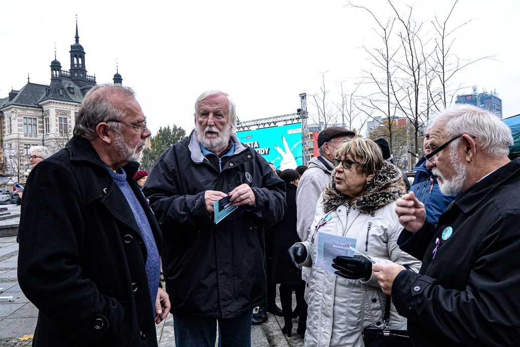 Plzeňské oslavy 30 let od sametové revoluce začaly vzpomínkovým setkáním u Lavičky Václava Havla v Šafaříkových sadech za účasti primátora města Martina Baxy, členů Rady města Plzně Michala Vozobule a Davida Šloufa, Mons. Tomáše Holuba, biskupa plzeňského a zástupců plzeňských městských obvodů. Po položení květin na Lavičku Václava Havla pokračoval program na Anglickém nábřeží, kde vznikla na celý nedělní den improvizovaná Plzeňská kavárna s pódiem. Zde zástupci města uctili památku položením věnce k pomníku obětem komunistického teroru a následovala společná modlitba za svobodu vedená biskupem plzeňským Tomášem Holubem. Té se zúčastnily na dvě stovky zájemců. Dopoledne také společně biskup Tomáš Holub a primátor Martin Baxa odhalili pamětní desku Josefu kardinálu Beranovi na katedrále sv. Bartoloměje za přítomnosti jeho rodiny. Vernisáží v mázhauzu radnice byla zahájena ojedinělá výstava Archivu města Plzně Sametová revoluce v Plzni rekonstruující sled událostí revolučních dní roku 1989 v Plzni s dosud nepub