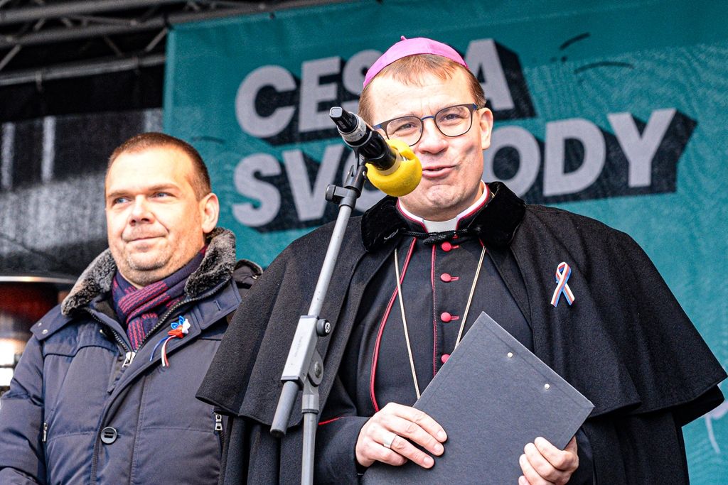 Plzeňské oslavy 30 let od sametové revoluce začaly vzpomínkovým setkáním u Lavičky Václava Havla v Šafaříkových sadech za účasti primátora města Martina Baxy, členů Rady města Plzně Michala Vozobule a Davida Šloufa, Mons. Tomáše Holuba, biskupa plzeňského a zástupců plzeňských městských obvodů. Po položení květin na Lavičku Václava Havla pokračoval program na Anglickém nábřeží, kde vznikla na celý nedělní den improvizovaná Plzeňská kavárna s pódiem. Zde zástupci města uctili památku položením věnce k pomníku obětem komunistického teroru a následovala společná modlitba za svobodu vedená biskupem plzeňským Tomášem Holubem. Té se zúčastnily na dvě stovky zájemců. Dopoledne také společně biskup Tomáš Holub a primátor Martin Baxa odhalili pamětní desku Josefu kardinálu Beranovi na katedrále sv. Bartoloměje za přítomnosti jeho rodiny. Vernisáží v mázhauzu radnice byla zahájena ojedinělá výstava Archivu města Plzně Sametová revoluce v Plzni rekonstruující sled událostí revolučních dní roku 1989 v Plzni s dosud nepub