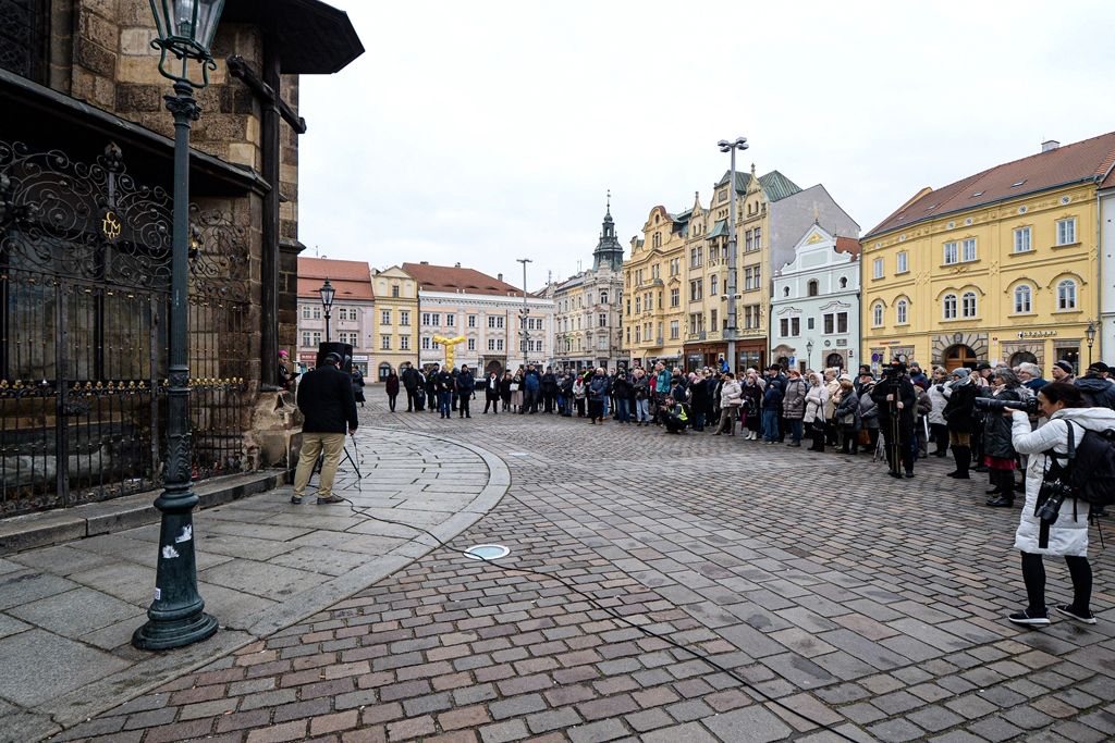 Plzeňské oslavy 30 let od sametové revoluce začaly vzpomínkovým setkáním u Lavičky Václava Havla v Šafaříkových sadech za účasti primátora města Martina Baxy, členů Rady města Plzně Michala Vozobule a Davida Šloufa, Mons. Tomáše Holuba, biskupa plzeňského a zástupců plzeňských městských obvodů. Po položení květin na Lavičku Václava Havla pokračoval program na Anglickém nábřeží, kde vznikla na celý nedělní den improvizovaná Plzeňská kavárna s pódiem. Zde zástupci města uctili památku položením věnce k pomníku obětem komunistického teroru a následovala společná modlitba za svobodu vedená biskupem plzeňským Tomášem Holubem. Té se zúčastnily na dvě stovky zájemců. Dopoledne také společně biskup Tomáš Holub a primátor Martin Baxa odhalili pamětní desku Josefu kardinálu Beranovi na katedrále sv. Bartoloměje za přítomnosti jeho rodiny. Vernisáží v mázhauzu radnice byla zahájena ojedinělá výstava Archivu města Plzně Sametová revoluce v Plzni rekonstruující sled událostí revolučních dní roku 1989 v Plzni s dosud nepub