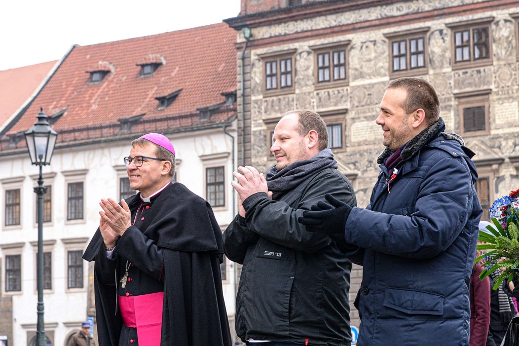 Plzeňské oslavy 30 let od sametové revoluce začaly vzpomínkovým setkáním u Lavičky Václava Havla v Šafaříkových sadech za účasti primátora města Martina Baxy, členů Rady města Plzně Michala Vozobule a Davida Šloufa, Mons. Tomáše Holuba, biskupa plzeňského a zástupců plzeňských městských obvodů. Po položení květin na Lavičku Václava Havla pokračoval program na Anglickém nábřeží, kde vznikla na celý nedělní den improvizovaná Plzeňská kavárna s pódiem. Zde zástupci města uctili památku položením věnce k pomníku obětem komunistického teroru a následovala společná modlitba za svobodu vedená biskupem plzeňským Tomášem Holubem. Té se zúčastnily na dvě stovky zájemců. Dopoledne také společně biskup Tomáš Holub a primátor Martin Baxa odhalili pamětní desku Josefu kardinálu Beranovi na katedrále sv. Bartoloměje za přítomnosti jeho rodiny. Vernisáží v mázhauzu radnice byla zahájena ojedinělá výstava Archivu města Plzně Sametová revoluce v Plzni rekonstruující sled událostí revolučních dní roku 1989 v Plzni s dosud nepub