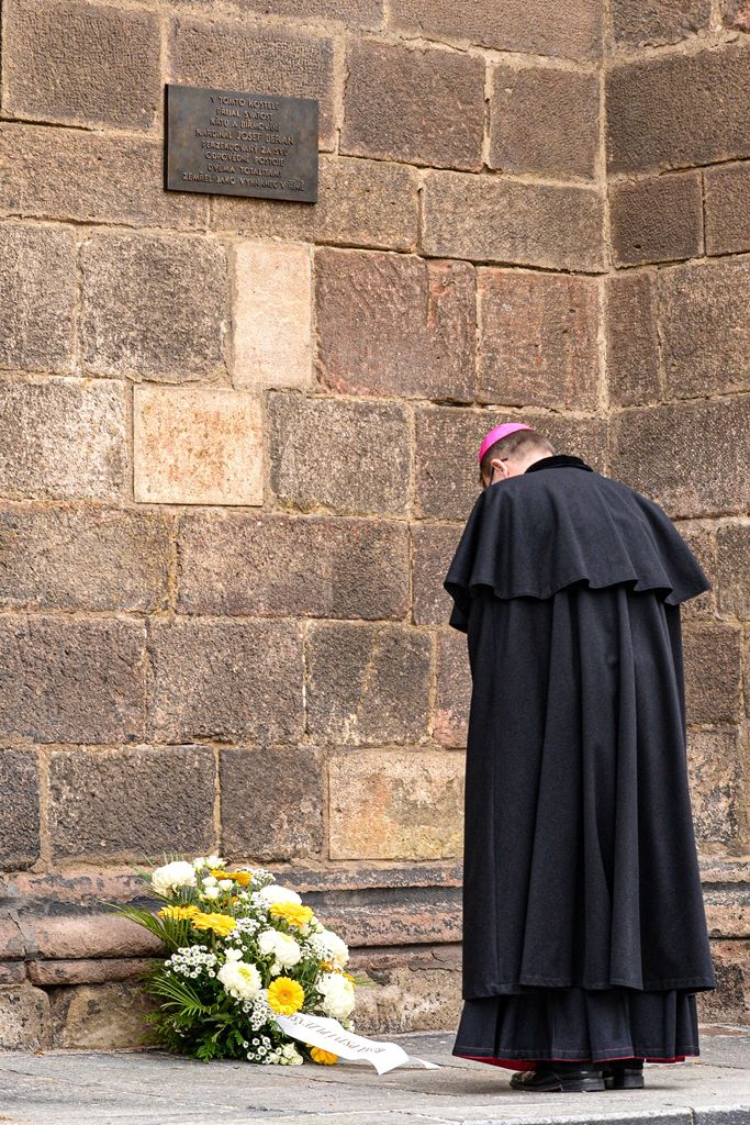 Plzeňské oslavy 30 let od sametové revoluce začaly vzpomínkovým setkáním u Lavičky Václava Havla v Šafaříkových sadech za účasti primátora města Martina Baxy, členů Rady města Plzně Michala Vozobule a Davida Šloufa, Mons. Tomáše Holuba, biskupa plzeňského a zástupců plzeňských městských obvodů. Po položení květin na Lavičku Václava Havla pokračoval program na Anglickém nábřeží, kde vznikla na celý nedělní den improvizovaná Plzeňská kavárna s pódiem. Zde zástupci města uctili památku položením věnce k pomníku obětem komunistického teroru a následovala společná modlitba za svobodu vedená biskupem plzeňským Tomášem Holubem. Té se zúčastnily na dvě stovky zájemců. Dopoledne také společně biskup Tomáš Holub a primátor Martin Baxa odhalili pamětní desku Josefu kardinálu Beranovi na katedrále sv. Bartoloměje za přítomnosti jeho rodiny. Vernisáží v mázhauzu radnice byla zahájena ojedinělá výstava Archivu města Plzně Sametová revoluce v Plzni rekonstruující sled událostí revolučních dní roku 1989 v Plzni s dosud nepub