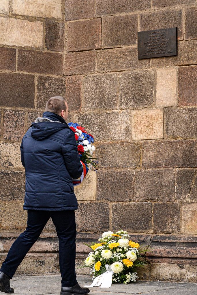 Plzeňské oslavy 30 let od sametové revoluce začaly vzpomínkovým setkáním u Lavičky Václava Havla v Šafaříkových sadech za účasti primátora města Martina Baxy, členů Rady města Plzně Michala Vozobule a Davida Šloufa, Mons. Tomáše Holuba, biskupa plzeňského a zástupců plzeňských městských obvodů. Po položení květin na Lavičku Václava Havla pokračoval program na Anglickém nábřeží, kde vznikla na celý nedělní den improvizovaná Plzeňská kavárna s pódiem. Zde zástupci města uctili památku položením věnce k pomníku obětem komunistického teroru a následovala společná modlitba za svobodu vedená biskupem plzeňským Tomášem Holubem. Té se zúčastnily na dvě stovky zájemců. Dopoledne také společně biskup Tomáš Holub a primátor Martin Baxa odhalili pamětní desku Josefu kardinálu Beranovi na katedrále sv. Bartoloměje za přítomnosti jeho rodiny. Vernisáží v mázhauzu radnice byla zahájena ojedinělá výstava Archivu města Plzně Sametová revoluce v Plzni rekonstruující sled událostí revolučních dní roku 1989 v Plzni s dosud nepub