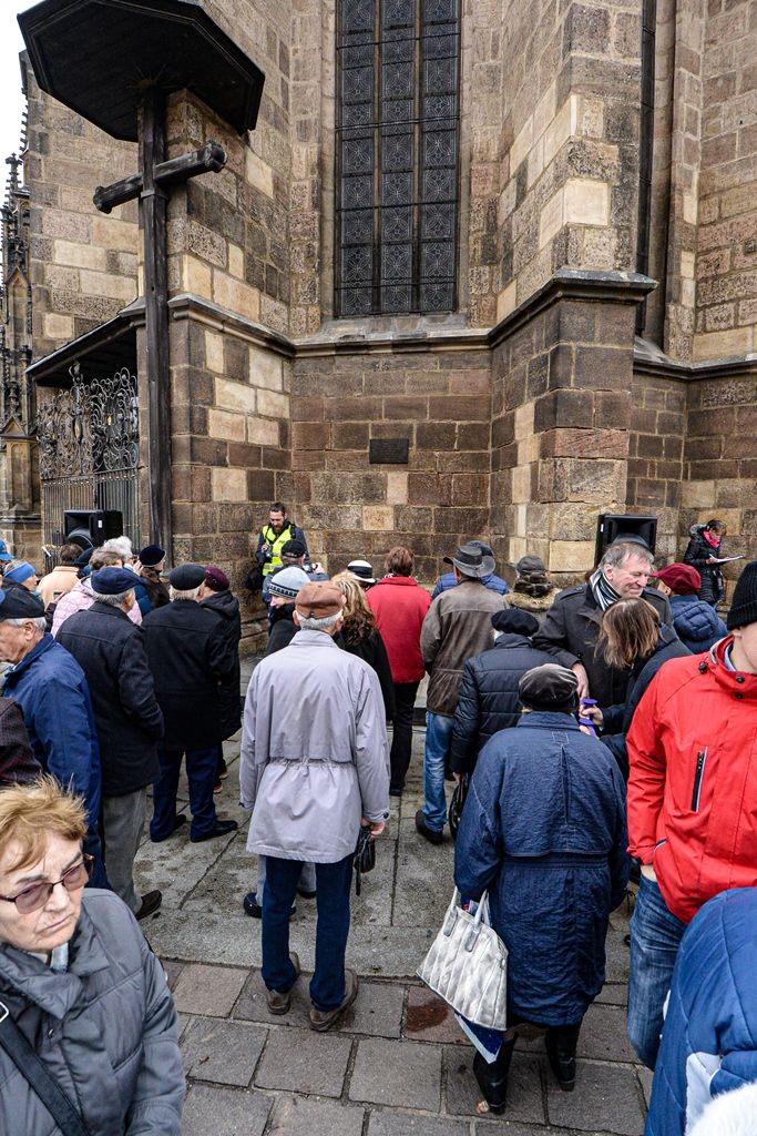 Plzeňské oslavy 30 let od sametové revoluce začaly vzpomínkovým setkáním u Lavičky Václava Havla v Šafaříkových sadech za účasti primátora města Martina Baxy, členů Rady města Plzně Michala Vozobule a Davida Šloufa, Mons. Tomáše Holuba, biskupa plzeňského a zástupců plzeňských městských obvodů. Po položení květin na Lavičku Václava Havla pokračoval program na Anglickém nábřeží, kde vznikla na celý nedělní den improvizovaná Plzeňská kavárna s pódiem. Zde zástupci města uctili památku položením věnce k pomníku obětem komunistického teroru a následovala společná modlitba za svobodu vedená biskupem plzeňským Tomášem Holubem. Té se zúčastnily na dvě stovky zájemců. Dopoledne také společně biskup Tomáš Holub a primátor Martin Baxa odhalili pamětní desku Josefu kardinálu Beranovi na katedrále sv. Bartoloměje za přítomnosti jeho rodiny. Vernisáží v mázhauzu radnice byla zahájena ojedinělá výstava Archivu města Plzně Sametová revoluce v Plzni rekonstruující sled událostí revolučních dní roku 1989 v Plzni s dosud nepub