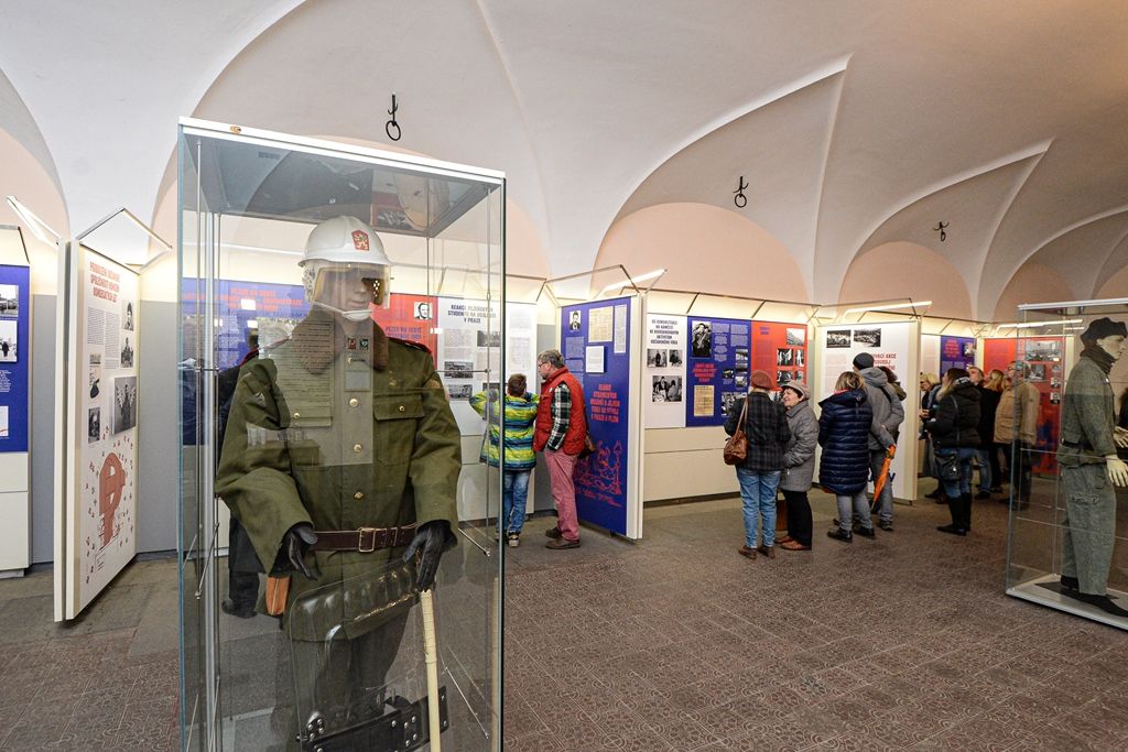 Plzeňské oslavy 30 let od sametové revoluce začaly vzpomínkovým setkáním u Lavičky Václava Havla v Šafaříkových sadech za účasti primátora města Martina Baxy, členů Rady města Plzně Michala Vozobule a Davida Šloufa, Mons. Tomáše Holuba, biskupa plzeňského a zástupců plzeňských městských obvodů. Po položení květin na Lavičku Václava Havla pokračoval program na Anglickém nábřeží, kde vznikla na celý nedělní den improvizovaná Plzeňská kavárna s pódiem. Zde zástupci města uctili památku položením věnce k pomníku obětem komunistického teroru a následovala společná modlitba za svobodu vedená biskupem plzeňským Tomášem Holubem. Té se zúčastnily na dvě stovky zájemců. Dopoledne také společně biskup Tomáš Holub a primátor Martin Baxa odhalili pamětní desku Josefu kardinálu Beranovi na katedrále sv. Bartoloměje za přítomnosti jeho rodiny. Vernisáží v mázhauzu radnice byla zahájena ojedinělá výstava Archivu města Plzně Sametová revoluce v Plzni rekonstruující sled událostí revolučních dní roku 1989 v Plzni s dosud nepub