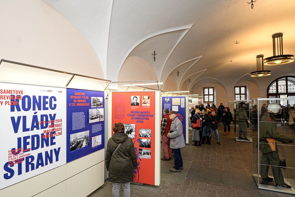 Plzeňské oslavy 30 let od sametové revoluce začaly vzpomínkovým setkáním u Lavičky Václava Havla v Šafaříkových sadech za účasti primátora města Martina Baxy, členů Rady města Plzně Michala Vozobule a Davida Šloufa, Mons. Tomáše Holuba, biskupa plzeňského a zástupců plzeňských městských obvodů. Po položení květin na Lavičku Václava Havla pokračoval program na Anglickém nábřeží, kde vznikla na celý nedělní den improvizovaná Plzeňská kavárna s pódiem. Zde zástupci města uctili památku položením věnce k pomníku obětem komunistického teroru a následovala společná modlitba za svobodu vedená biskupem plzeňským Tomášem Holubem. Té se zúčastnily na dvě stovky zájemců. Dopoledne také společně biskup Tomáš Holub a primátor Martin Baxa odhalili pamětní desku Josefu kardinálu Beranovi na katedrále sv. Bartoloměje za přítomnosti jeho rodiny. Vernisáží v mázhauzu radnice byla zahájena ojedinělá výstava Archivu města Plzně Sametová revoluce v Plzni rekonstruující sled událostí revolučních dní roku 1989 v Plzni s dosud nepub