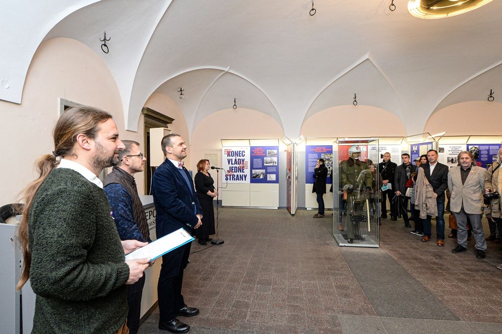 Plzeňské oslavy 30 let od sametové revoluce začaly vzpomínkovým setkáním u Lavičky Václava Havla v Šafaříkových sadech za účasti primátora města Martina Baxy, členů Rady města Plzně Michala Vozobule a Davida Šloufa, Mons. Tomáše Holuba, biskupa plzeňského a zástupců plzeňských městských obvodů. Po položení květin na Lavičku Václava Havla pokračoval program na Anglickém nábřeží, kde vznikla na celý nedělní den improvizovaná Plzeňská kavárna s pódiem. Zde zástupci města uctili památku položením věnce k pomníku obětem komunistického teroru a následovala společná modlitba za svobodu vedená biskupem plzeňským Tomášem Holubem. Té se zúčastnily na dvě stovky zájemců. Dopoledne také společně biskup Tomáš Holub a primátor Martin Baxa odhalili pamětní desku Josefu kardinálu Beranovi na katedrále sv. Bartoloměje za přítomnosti jeho rodiny. Vernisáží v mázhauzu radnice byla zahájena ojedinělá výstava Archivu města Plzně Sametová revoluce v Plzni rekonstruující sled událostí revolučních dní roku 1989 v Plzni s dosud nepub