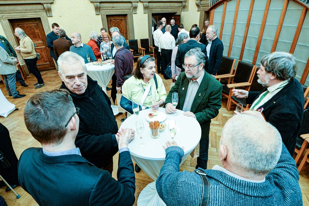 Plzeňské oslavy 30 let od sametové revoluce začaly vzpomínkovým setkáním u Lavičky Václava Havla v Šafaříkových sadech za účasti primátora města Martina Baxy, členů Rady města Plzně Michala Vozobule a Davida Šloufa, Mons. Tomáše Holuba, biskupa plzeňského a zástupců plzeňských městských obvodů. Po položení květin na Lavičku Václava Havla pokračoval program na Anglickém nábřeží, kde vznikla na celý nedělní den improvizovaná Plzeňská kavárna s pódiem. Zde zástupci města uctili památku položením věnce k pomníku obětem komunistického teroru a následovala společná modlitba za svobodu vedená biskupem plzeňským Tomášem Holubem. Té se zúčastnily na dvě stovky zájemců. Dopoledne také společně biskup Tomáš Holub a primátor Martin Baxa odhalili pamětní desku Josefu kardinálu Beranovi na katedrále sv. Bartoloměje za přítomnosti jeho rodiny. Vernisáží v mázhauzu radnice byla zahájena ojedinělá výstava Archivu města Plzně Sametová revoluce v Plzni rekonstruující sled událostí revolučních dní roku 1989 v Plzni s dosud nepub