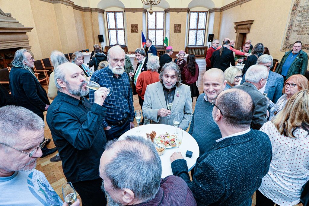 Plzeňské oslavy 30 let od sametové revoluce začaly vzpomínkovým setkáním u Lavičky Václava Havla v Šafaříkových sadech za účasti primátora města Martina Baxy, členů Rady města Plzně Michala Vozobule a Davida Šloufa, Mons. Tomáše Holuba, biskupa plzeňského a zástupců plzeňských městských obvodů. Po položení květin na Lavičku Václava Havla pokračoval program na Anglickém nábřeží, kde vznikla na celý nedělní den improvizovaná Plzeňská kavárna s pódiem. Zde zástupci města uctili památku položením věnce k pomníku obětem komunistického teroru a následovala společná modlitba za svobodu vedená biskupem plzeňským Tomášem Holubem. Té se zúčastnily na dvě stovky zájemců. Dopoledne také společně biskup Tomáš Holub a primátor Martin Baxa odhalili pamětní desku Josefu kardinálu Beranovi na katedrále sv. Bartoloměje za přítomnosti jeho rodiny. Vernisáží v mázhauzu radnice byla zahájena ojedinělá výstava Archivu města Plzně Sametová revoluce v Plzni rekonstruující sled událostí revolučních dní roku 1989 v Plzni s dosud nepub