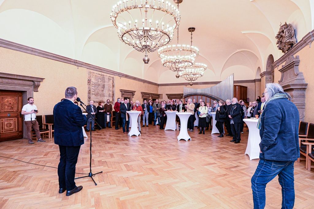 Plzeňské oslavy 30 let od sametové revoluce začaly vzpomínkovým setkáním u Lavičky Václava Havla v Šafaříkových sadech za účasti primátora města Martina Baxy, členů Rady města Plzně Michala Vozobule a Davida Šloufa, Mons. Tomáše Holuba, biskupa plzeňského a zástupců plzeňských městských obvodů. Po položení květin na Lavičku Václava Havla pokračoval program na Anglickém nábřeží, kde vznikla na celý nedělní den improvizovaná Plzeňská kavárna s pódiem. Zde zástupci města uctili památku položením věnce k pomníku obětem komunistického teroru a následovala společná modlitba za svobodu vedená biskupem plzeňským Tomášem Holubem. Té se zúčastnily na dvě stovky zájemců. Dopoledne také společně biskup Tomáš Holub a primátor Martin Baxa odhalili pamětní desku Josefu kardinálu Beranovi na katedrále sv. Bartoloměje za přítomnosti jeho rodiny. Vernisáží v mázhauzu radnice byla zahájena ojedinělá výstava Archivu města Plzně Sametová revoluce v Plzni rekonstruující sled událostí revolučních dní roku 1989 v Plzni s dosud nepub